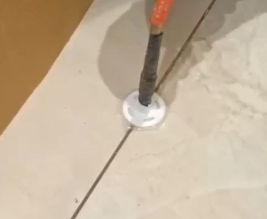 鹤庆瓷砖空鼓维修公司专业解答瓷砖在铺贴过程中，如果没有涂抹均匀到位的粘结材料（如水泥砂浆或瓷砖胶），可能会导致以下问题