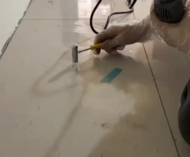 鹤庆瓷砖开裂维修公司专业分享瓷砖在铺贴前如果没有沥干水分，将会导致以下问题