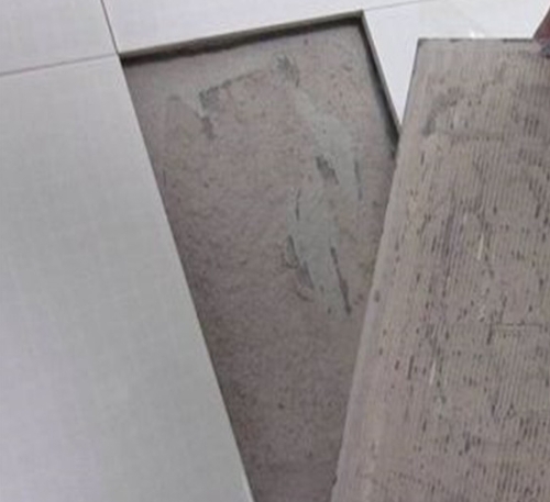 鹤庆瓷砖空鼓维修公司分享瓷砖铺贴时如果打浆（即涂抹在瓷砖背面和基层上的砂浆或瓷砖胶）过少，会带来以下问题